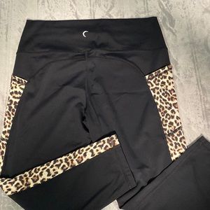ZYIA active black/leopard print pocket capri leggings sz 16-18
